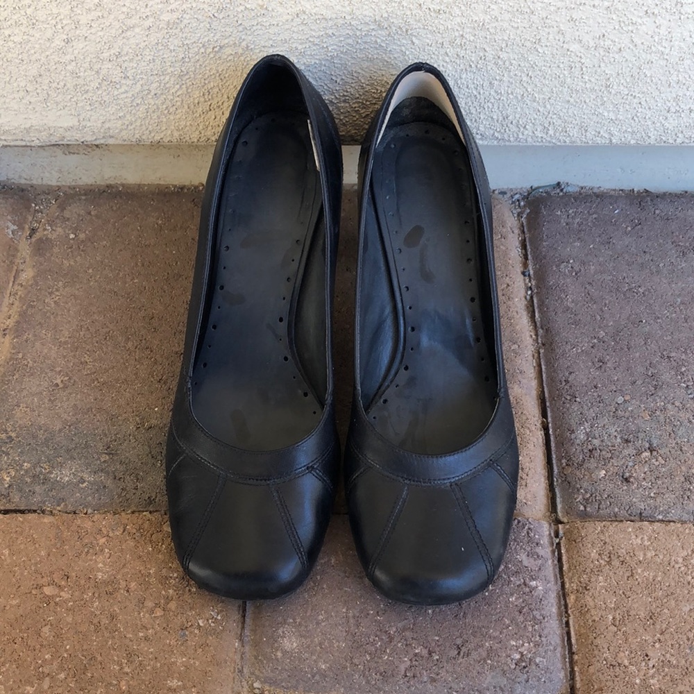 Black pumps